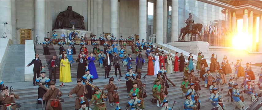 Наадам сүлд дуутай болов